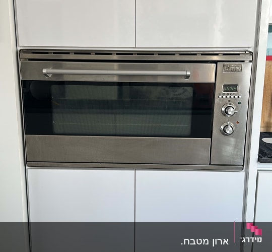 תנור אפייה מובנה בארון מטבח לבן